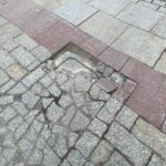 09.03.2022. Kielce. Zapadnięta kostka brukowa na przejeździe przy pomniku Henryka Sienkiewicza / Wiktor Taszłow / Radio Kielce