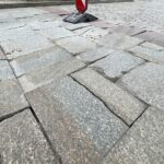 09.03.2022. Kielce. Zapadnięta kostka brukowa na przejeździe przy pomniku Henryka Sienkiewicza / Wiktor Taszłow / Radio Kielce