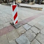 09.03.2022. Kielce. Zapadnięta kostka brukowa na przejeździe przy pomniku Henryka Sienkiewicza / Wiktor Taszłow / Radio Kielce