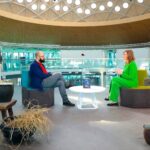 „Poczytalnia TV”. Na zdjęciu (od lewej): Paweł Rzewuski - autor „Syna bagien” i Anna Roży - TVP3 Kielce. / kielce.tvp.pl