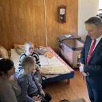 21.03.2022. Lipowa. Zbigniew Koniusz - wojewoda świętokrzyski rozmawia z Ukrainkami / Emilia Sitarska / Radio Kielce