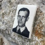 23.03.2022. Kielce. Nowe sylwetki więźniów na Murze Pamięci Ośrodka Myśli Patriotycznej i Obywatelskiej na ulicy Zamkowej / Wiktor Taszłow / Radio Kielce