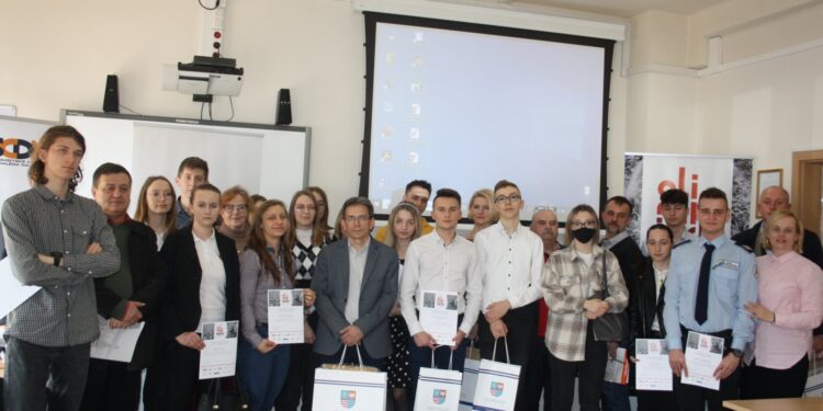 16.03.2022. Kielce. Uczestnicy wojewódzkiego etapu „Olimpiady Solidarności. Dwie dekady historii” / Martyna Głębocka / ŚCDN