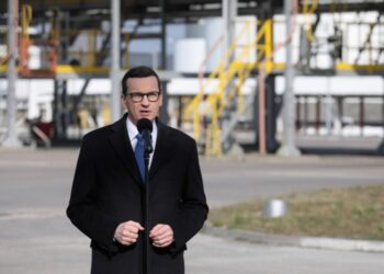 30.03.2022. Mościska. Premier Mateusz Morawiecki podczas konferencji prasowej w bazie magazynowej PKN Orlen S.A. / Paweł Supernak / PAP