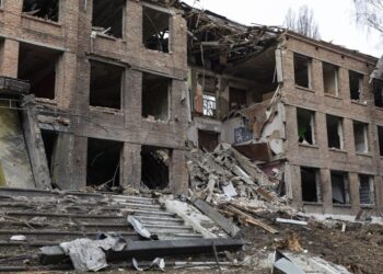 07.03.2022. Zniszczony budynek liceum po tym, jak rosyjska rakieta zaatakowała Wasylków niedaleko Kijowa / MIKHAIL PALINCHAK / EPA