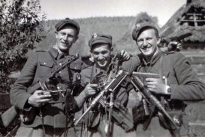Żołnierze oddziału AK-DSZ por. Kazimierza Kosteckiego „Kostka” (stoi trzeci od lewej), Ruda Różaniecka, pow. Lubaczów, 21 maja 1945 r. / IPN