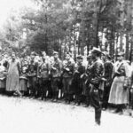 Kadra 4. szwadronu V Brygady Wileńskiej AK rtm. Zygmunta Szendzielarza „Łupaszki”, od lewej: plut. „Szpagat”, plut. „Żelazny”, plut. „Lufa”, Białostocczyzna, 1945 r. / IPN