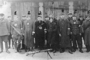 Oddział ochrony sztabu zgrupowania mjr. Józefa Kurasia „Ognia”, Gorce, lato 1946 r. / IPN