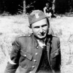 Jeden z pododdziałów zgrupowania partyzanckiego Obwodu nr 49/67 ppor. Anatola Radziwonika „Olecha” (siedzi w środku), okolice Wołkowyska / IPN