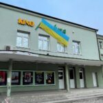 09.03.2022. Kielce. Nazwa kieleckiego kina „Moskwa” przysłonięta ukraińską flagą / Michał Kita / Radio Kielce
