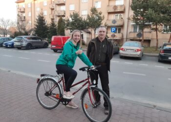 Na zdjęciu: Piotr Maj z obdarowaną rowerem Ukrainką / Emilia Sitarska / Radio Kielce