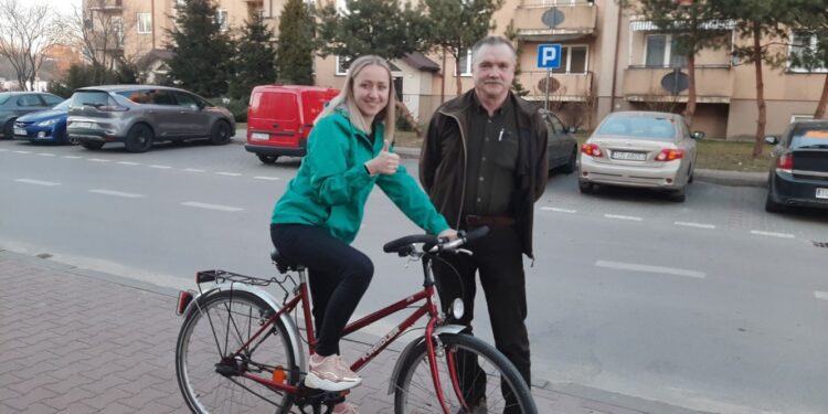 Na zdjęciu: Piotr Maj z obdarowaną rowerem Ukrainką / Emilia Sitarska / Radio Kielce