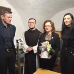 02.03.2022. Wąchock. Zakończenie inwentaryzacji zbiorów ks. Walentego Ślusarczyka. Na zdjęciu (od lewej): Paweł Kołodziejski, o. Fabian Skowron, poseł Agata Wojtyszek, Wioletta Sobieraj / Anna Głąb / Radio Kielce