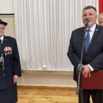 30.03.2022. Kunów. Uroczystość wręczenia decyzji o przyznaniu dodatku emerytalnego dla strażaków-ochotników. Na zdjęciu: Krystyna Nowak - druhna z OSP w Nietulisku Małym, poseł Andrzej Kryj / Emilia Sitarska / Radio Kielce