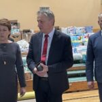 21.03.2022. Opatów. Wizytacja wojewody centralnego magazynu w LO im. Bartosza Głowackiego. Na zdjęciu (od lewej): Małgorzata Szczepańska - dyrektor LO im. Bartosza Głowackiego w Opatowie, Zbigniew Koniusz - wojewoda świętokrzyski, Paweł Sadrak - sekretarz powiatu opatowskiego / Emilia Sitarska / Radio Kielce