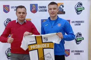 Na zdjęciu (od lewej): Wojciech Śmech - dyrektor sportowy ŁKS Probudex Łagów i Adrian Bielka / lkslagow.pl