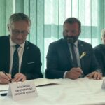 28.03.2022. Ostrowiec Św. Podpisanie umów na dofinansowanie zakupu tomografu oraz remontu oddziału na potrzeby rehabilitacji pocovidowej. Na zdjęciu (od lewej): Zbigniew Koniusz - wojewoda świętokrzyski, Tomasz Kopiec - dyrektor naczelny ostrowieckiego szpitala, dr Adam Karolik - dyrektor ds. lecznictwa ostrowieckiego szpitala / Emilia Sitarska / Radio Kielce