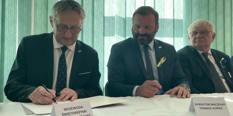 28.03.2022. Ostrowiec Św. Podpisanie umów na dofinansowanie zakupu tomografu oraz remontu oddziału na potrzeby rehabilitacji pocovidowej. Na zdjęciu (od lewej): Zbigniew Koniusz - wojewoda świętokrzyski, Tomasz Kopiec - dyrektor naczelny ostrowieckiego szpitala, dr Adam Karolik - dyrektor ds. lecznictwa ostrowieckiego szpitala / Emilia Sitarska / Radio Kielce