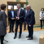 21.03.2022. Opatów. Wizytacja wojewody centralnego magazynu w LO im. Bartosza Głowackiego. a zdjęciu (od lewej): Małgorzata Szczepańska - dyrektor LO im. Bartosza Głowackiego w Opatowie, Zbigniew Koniusz - wojewoda świętokrzyski, Tomasz Staniek - starosta opatowski / Emilia Sitarska / Radio Kielce