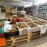 12.03.2022. Ostrowiec Św. Powiatowy Punkt Pomocy Humanitarnej - dary od szwedzkiej Polonii oraz mieszkańców miasta Helsingborg / Emilia Sitarska / Radio Kielce