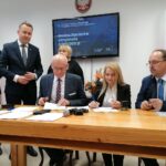 21.03.2022. Pacanów. Podpisanie umów na modernizację dziewięciu dróg oraz siedmiu przepustów i mostów w gminie. Na zdjęciu (od lewej): Artur Czub - przewodniczący rady miejskiej, minister Michał Cieślak, z tyłu: Henryka Komasara, wiceprzewodnicząca rady, Wiesław Skop - burmistrz Pacanowa, Dorota Adamczyk – skarbnik gminy Pacanów, przedstawiciel wykonawcy / Marta Gajda-Kruk / Radio Kielce