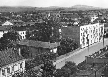 Lata 1930-1939, Panorama Kielc - widok z wieży katedralnej na ulicę Czerwonego Krzyża / fotopolska.eu