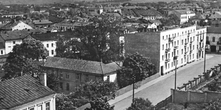 Lata 1930-1939, Panorama Kielc - widok z wieży katedralnej na ulicę Czerwonego Krzyża / fotopolska.eu