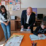 28.03.2022. Piotrkowice. Przekazanie książek dla bibliotek. Na zdjęciu: Beata Jeka - kierownik biblioteki, Piotr Wawrzyk - wiceminister spraw zagranicznych, poseł Prawa i Sprawiedliwości / Marta Gajda-Kruk / Radio Kielce