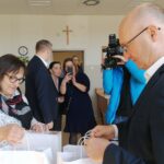 28.03.2022. Piotrkowice. Przekazanie książek dla bibliotek. Na zdjęciu: Beata Jeka - kierownik biblioteki, Piotr Wawrzyk - wiceminister spraw zagranicznych, poseł Prawa i Sprawiedliwości / Marta Gajda-Kruk / Radio Kielce