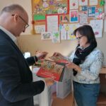 28.03.2022. Piotrkowice. Przekazanie książek dla bibliotek. Na zdjęciu: Beata Jeka - kierownik biblioteki, Piotr Wawrzyk - wiceminister spraw zagranicznych, poseł Prawa i Sprawiedliwości / Marta Gajda-Kruk / Radio Kielce