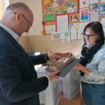 28.03.2022. Piotrkowice. Przekazanie książek dla bibliotek. Na zdjęciu: Beata Jeka - kierownik biblioteki, Piotr Wawrzyk - wiceminister spraw zagranicznych, poseł Prawa i Sprawiedliwości / Marta Gajda-Kruk / Radio Kielce