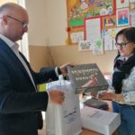 28.03.2022. Piotrkowice. Przekazanie książek dla bibliotek. Na zdjęciu: Beata Jeka - kierownik biblioteki, Piotr Wawrzyk - wiceminister spraw zagranicznych, poseł Prawa i Sprawiedliwości / Marta Gajda-Kruk / Radio Kielce