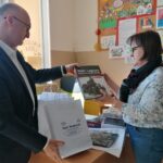 28.03.2022. Piotrkowice. Przekazanie książek dla bibliotek. Na zdjęciu: Beata Jeka - kierownik biblioteki, Piotr Wawrzyk - wiceminister spraw zagranicznych, poseł Prawa i Sprawiedliwości / Marta Gajda-Kruk / Radio Kielce