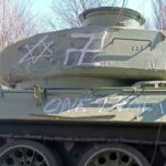 18.03.2022. Sandomierz. Dwa czołgi ustawione przy bramie wjazdowej na cmentarz żołnierzy radzieckich w Sandomierzu zostały pomalowane przez nieznanych sprawców / policja