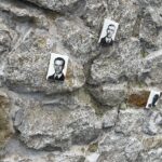 23.03.2022. Kielce. Nowe sylwetki więźniów na Murze Pamięci Ośrodka Myśli Patriotycznej i Obywatelskiej na ulicy Zamkowej / Wiktor Taszłow / Radio Kielce