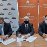 09.03.2022. Kielce. Podpisanie umowy na zaprojektowanie i wybudowanie odcinka drogi ekspresowej S74 od Mniowa do Kielc. Na zdjęciu (od lewej): Jerzy Mirgos - prezes zarządu Mirbud S.A., Krzysztof Strzelczyk - dyrektor oddziału GDDKiA w Kielcach i Marcin Niewadził - zastępca dyrektora ds. ekonomiczno-finansowych w oddziale GDDKiA w Kielcach / GDDKiA