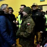 05.03.2022. Sędziszów. Żołnierze z 10. Świętokrzyskiej Brygady Obrony Terytorialnej pomagają uchodźcom z Ukrainy. Na zdjęciu: Zbigniew Koniusz - wojewoda świętokrzyski / ppor. Daniel Woś / 10. Świętokrzyska Brygada Obrony Terytorialnej