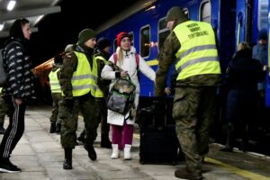 05.03.2022. Sędziszów. Żołnierze z 10. Świętokrzyskiej Brygady Obrony Terytorialnej pomagają uchodźcom z Ukrainy / ppor. Daniel Woś / 10. Świętokrzyska Brygada Obrony Terytorialnej