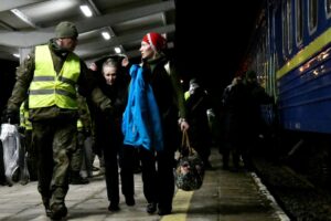 05.03.2022. Sędziszów. Żołnierze z 10. Świętokrzyskiej Brygady Obrony Terytorialnej pomagają uchodźcom z Ukrainy / ppor. Daniel Woś / 10. Świętokrzyska Brygada Obrony Terytorialnej