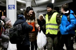 05.03.2022. Sędziszów. Żołnierze z 10. Świętokrzyskiej Brygady Obrony Terytorialnej pomagają uchodźcom z Ukrainy / ppor. Daniel Woś / 10. Świętokrzyska Brygada Obrony Terytorialnej