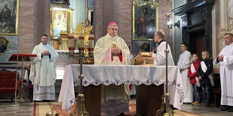 25.03.2022. Szewna. Msza święta, w czasie której zawierzono Rosję i Ukrainie niepokalanemu sercu Maryi. Na zdjęciu (na środku): bp. Krzysztof Nitkiewicz / Emilia Sitarska / Radio Kielce