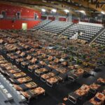 07.03.2020. Chęciny. W punkcie recepcyjnym zlokalizowanym w hali sportowej stanęło ponad 300 łóżek / chęciny.pl