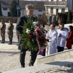 13.03.2022. Bieliny. Uroczystości upamiętniające ofiary mordu dokonanego przez hitlerowców w 1944 roku. Na zdjęciu (w środku) Krzysztof Słoń, senator PiS / Paulina Michta / Radio Kielce