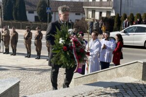 13.03.2022. Bieliny. Uroczystości upamiętniające ofiary mordu dokonanego przez hitlerowców w 1944 roku. Na zdjęciu (w środku) Krzysztof Słoń, senator PiS / Paulina Michta / Radio Kielce