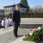 13.03.2022. Bieliny. Uroczystości upamiętniające ofiary mordu dokonanego przez hitlerowców w 1944 roku. Na zdjęciu (w środku) Krzysztof Słoń, senator PiS / Paulina Michta / Radio Kielce