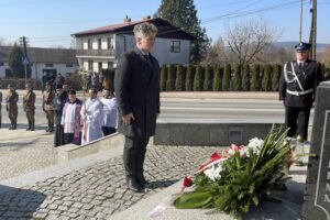 13.03.2022. Bieliny. Uroczystości upamiętniające ofiary mordu dokonanego przez hitlerowców w 1944 roku. Na zdjęciu (w środku) Krzysztof Słoń, senator PiS / Paulina Michta / Radio Kielce