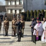13.03.2022. Bieliny. Uroczystości upamiętniające ofiary mordu dokonanego przez hitlerowców w 1944 roku. Na zdjęciu (w środku) Krzysztof Słoń, senator PiS / Paulina Michta / Radio Kielce