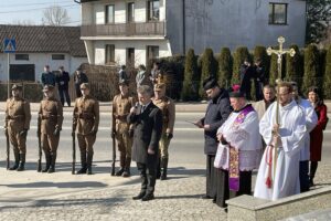 13.03.2022. Bieliny. Uroczystości upamiętniające ofiary mordu dokonanego przez hitlerowców w 1944 roku. Na zdjęciu (w środku) Krzysztof Słoń, senator PiS / Paulina Michta / Radio Kielce