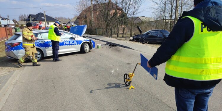 17.03.2022. Komorów. Pijany kierowca wjechał autem w radiowóz / Policja