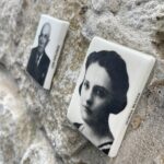 23.03.2022. Kielce. Nowe sylwetki więźniów na Murze Pamięci Ośrodka Myśli Patriotycznej i Obywatelskiej na ulicy Zamkowej / Wiktor Taszłow / Radio Kielce